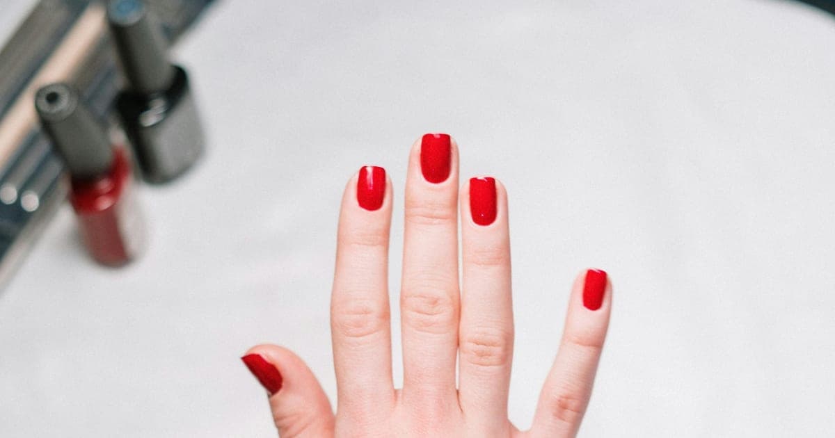 Dip Powder Nails vs. Gel: Which Lasts Longer and Costs Less?